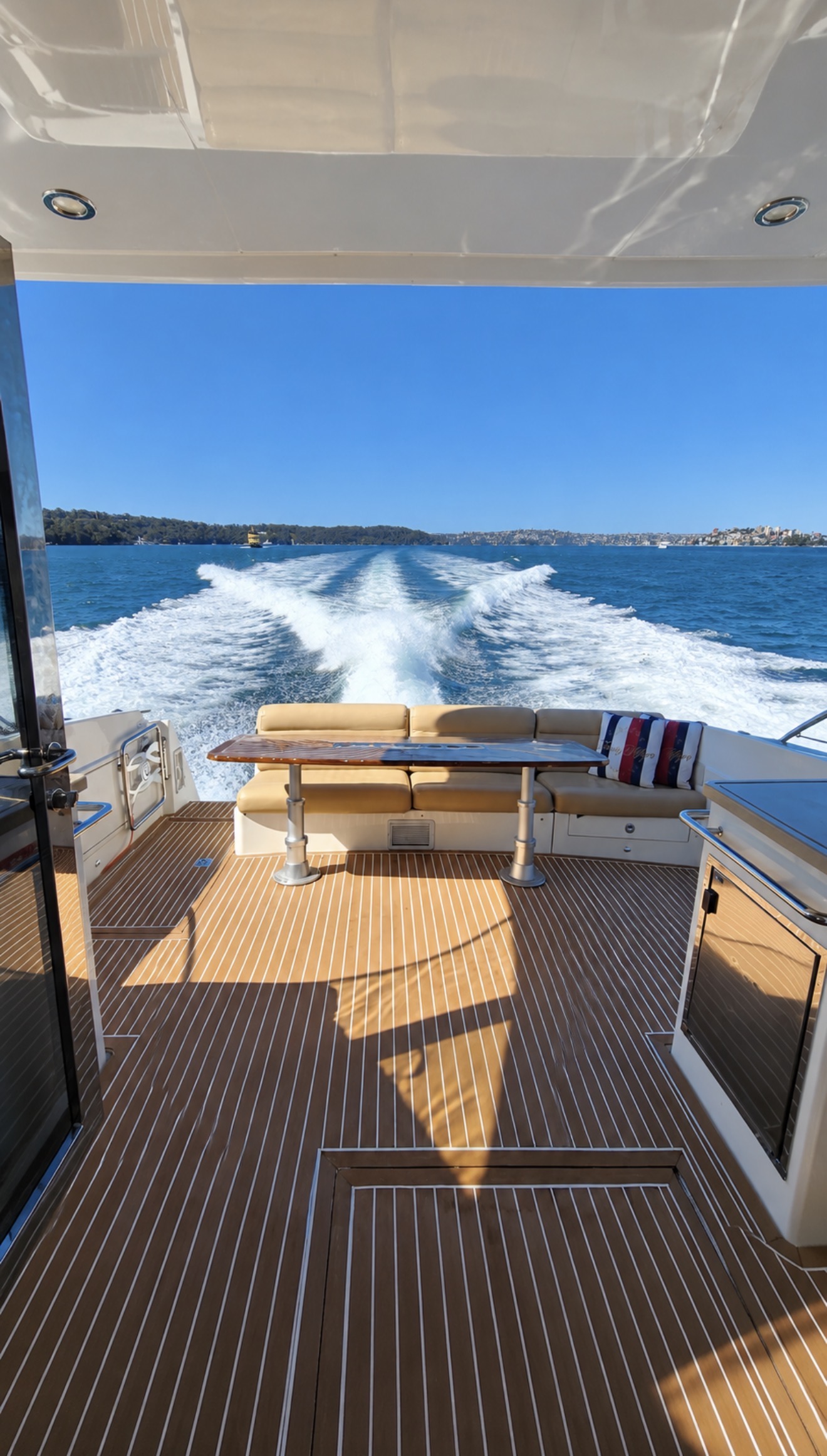 Aft deck and harbour wake aboard Signature